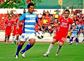 Pattaya United’s Patipol Phetwiset, left, comes away with the ball in the first half of the match against BEC Tero Sasana at the Thepasadin Stadium in Bankok, Saturday, May 7. (Photo/Ariyawat Nuamsawat)